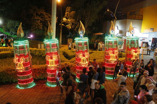 Alumbrado Navideño 2016
Alumbrado Navideño 2016
Fecha: Diciembre 7 de 2016
Para descargar esta fotografía en alta resolución, haga clic sobre la imagen hasta que la misma se despliegue en la pantalla completa; luego dé clic derecho y elija la opción "guardar imagen como". 
En caso de publicación por cualquier medio, solicitamos acompañarla del crédito: "Foto EPM"
Palabras clave: Alumbrado Navideño 2016