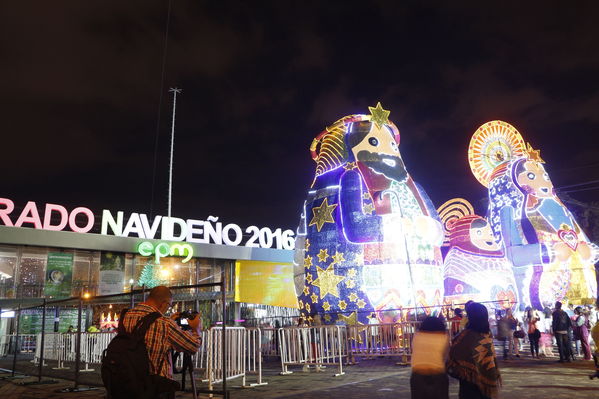 Alumbrado Navideño 2016
Alumbrado Navideño 2016
Fecha: Diciembre 7 de 2016
Para descargar esta fotografía en alta resolución, haga clic sobre la imagen hasta que la misma se despliegue en la pantalla completa; luego dé clic derecho y elija la opción "guardar imagen como". 
En caso de publicación por cualquier medio, solicitamos acompañarla del crédito: "Foto EPM"
Palabras clave: Alumbrado Navideño 2016