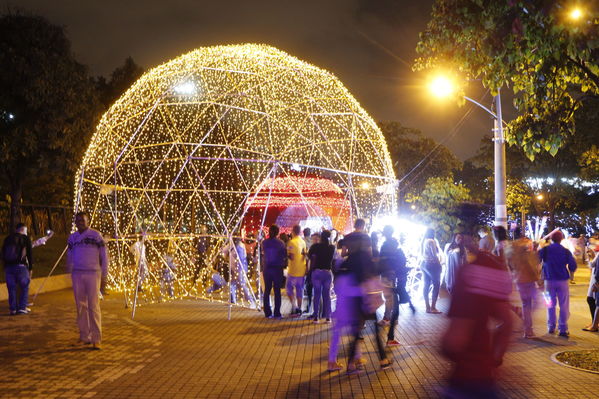 Alumbrado Navideño 2016
Alumbrado Navideño 2016
Fecha: Diciembre 7 de 2016
Para descargar esta fotografía en alta resolución, haga clic sobre la imagen hasta que la misma se despliegue en la pantalla completa; luego dé clic derecho y elija la opción "guardar imagen como". 
En caso de publicación por cualquier medio, solicitamos acompañarla del crédito: "Foto EPM"
Palabras clave: Alumbrado Navideño 2016