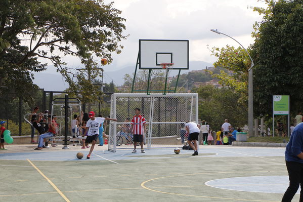 Inauguración de la UVA El Encanto
Inauguración de la UVA El Encanto
Fecha: Enero 13 de 2017
Para descargar esta fotografía en alta resolución, haga clic sobre la imagen hasta que la misma se despliegue en la pantalla completa; luego dé clic derecho y elija la opción "guardar imagen como". 
En caso de publicación por cualquier medio, solicitamos acompañarla del crédito: "Foto EPM"
Palabras clave: Inauguración UVA Encanto