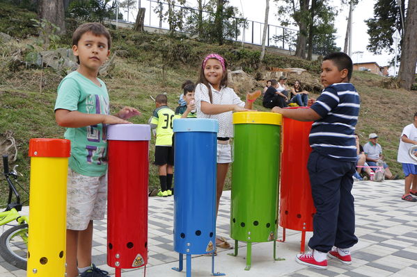 Inauguración de la UVA El Encanto
Inauguración de la UVA El Encanto
Fecha: Enero 13 de 2017
Para descargar esta fotografía en alta resolución, haga clic sobre la imagen hasta que la misma se despliegue en la pantalla completa; luego dé clic derecho y elija la opción "guardar imagen como". 
En caso de publicación por cualquier medio, solicitamos acompañarla del crédito: "Foto EPM"
Palabras clave: Inauguración UVA Encanto