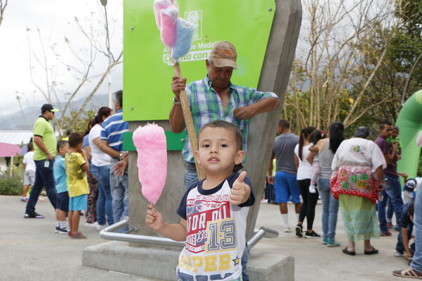 Inauguración de la UVA El Encanto
Inauguración de la UVA El Encanto
Fecha: Enero 13 de 2017
Para descargar esta fotografía en alta resolución, haga clic sobre la imagen hasta que la misma se despliegue en la pantalla completa; luego dé clic derecho y elija la opción "guardar imagen como". 
En caso de publicación por cualquier medio, solicitamos acompañarla del crédito: "Foto EPM"
Palabras clave: Inauguración UVA Encanto