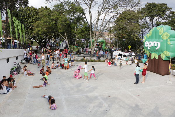 Inauguración de la UVA El Encanto
Inauguración de la UVA El Encanto
Fecha: Enero 13 de 2017
Para descargar esta fotografía en alta resolución, haga clic sobre la imagen hasta que la misma se despliegue en la pantalla completa; luego dé clic derecho y elija la opción "guardar imagen como". 
En caso de publicación por cualquier medio, solicitamos acompañarla del crédito: "Foto EPM"
Palabras clave: Inauguración UVA Encanto
