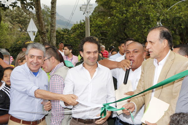 Inauguración de la UVA El Encanto
Inauguración de la UVA El Encanto
Fecha: Enero 13 de 2017
Para descargar esta fotografía en alta resolución, haga clic sobre la imagen hasta que la misma se despliegue en la pantalla completa; luego dé clic derecho y elija la opción "guardar imagen como". 
En caso de publicación por cualquier medio, solicitamos acompañarla del crédito: "Foto EPM"
Palabras clave: Inauguración UVA Encanto