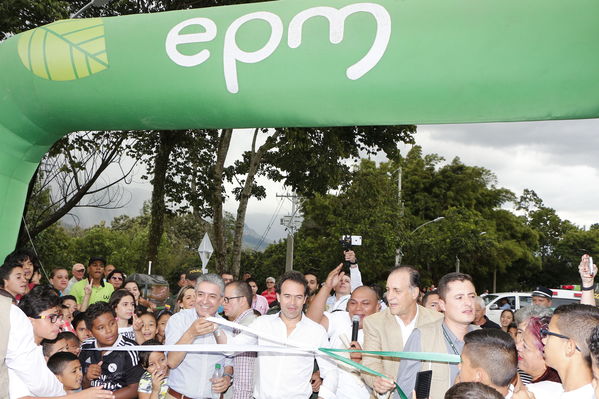 Inauguración de la UVA El Encanto
Inauguración de la UVA El Encanto
Fecha: Enero 13 de 2017
Para descargar esta fotografía en alta resolución, haga clic sobre la imagen hasta que la misma se despliegue en la pantalla completa; luego dé clic derecho y elija la opción "guardar imagen como". 
En caso de publicación por cualquier medio, solicitamos acompañarla del crédito: "Foto EPM"
Palabras clave: Inauguración UVA Encanto