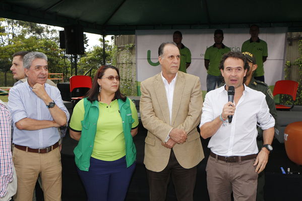 Inauguración de la UVA El Encanto
Inauguración de la UVA El Encanto
Fecha: Enero 13 de 2017
Para descargar esta fotografía en alta resolución, haga clic sobre la imagen hasta que la misma se despliegue en la pantalla completa; luego dé clic derecho y elija la opción "guardar imagen como". 
En caso de publicación por cualquier medio, solicitamos acompañarla del crédito: "Foto EPM"
Palabras clave: Inauguración UVA Encanto