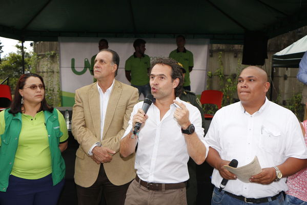 Inauguración de la UVA El Encanto
Inauguración de la UVA El Encanto
Fecha: Enero 13 de 2017
Para descargar esta fotografía en alta resolución, haga clic sobre la imagen hasta que la misma se despliegue en la pantalla completa; luego dé clic derecho y elija la opción "guardar imagen como". 
En caso de publicación por cualquier medio, solicitamos acompañarla del crédito: "Foto EPM"
Palabras clave: Inauguración UVA Encanto