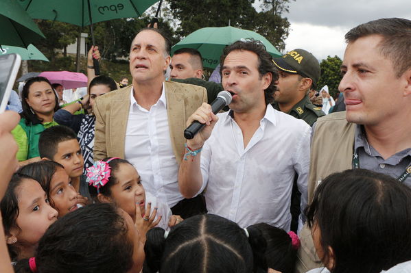 Inauguración de la UVA El Encanto
Inauguración de la UVA El Encanto
Fecha: Enero 13 de 2017
Para descargar esta fotografía en alta resolución, haga clic sobre la imagen hasta que la misma se despliegue en la pantalla completa; luego dé clic derecho y elija la opción "guardar imagen como". 
En caso de publicación por cualquier medio, solicitamos acompañarla del crédito: "Foto EPM"
Palabras clave: Inauguración UVA Encanto