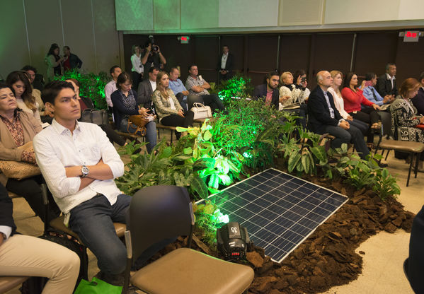 Rueda de prensa: Energía solar EPM
Rueda de prensa: Energía solar EPM
Fecha: Enero 19 de 2017
Para descargar esta fotografía en alta resolución, haga clic sobre la imagen hasta que la misma se despliegue en la pantalla completa; luego dé clic derecho y elija la opción "guardar imagen como". 
En caso de publicación por cualquier medio, solicitamos acompañarla del crédito: "Foto EPM"
Palabras clave: Rueda prensa Energía solar EPM