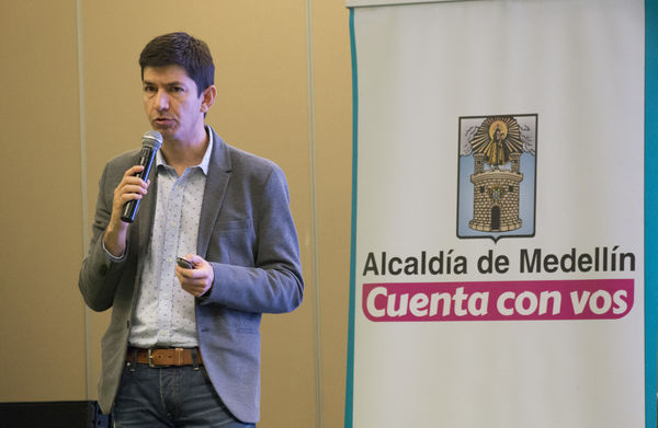 Rueda de prensa: Energía solar EPM
Rueda de prensa: Energía solar EPM
Fecha: Enero 19 de 2017
Para descargar esta fotografía en alta resolución, haga clic sobre la imagen hasta que la misma se despliegue en la pantalla completa; luego dé clic derecho y elija la opción "guardar imagen como". 
En caso de publicación por cualquier medio, solicitamos acompañarla del crédito: "Foto EPM"
Palabras clave: Rueda prensa Energía solar EPM
