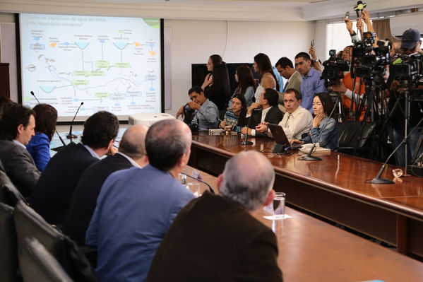 Llamado a disminuir consumo de agua
Llamado a disminuir consumo de agua    
Fecha: Febrero 15 de 2016
Para descargar esta fotografía en alta resolución, haga clic sobre la imagen hasta que la misma se despliegue en la pantalla completa; luego dé clic derecho y elija la opción "guardar imagen como". 
En caso de publicación por cualquier medio, solicitamos acompañarla del crédito: "Foto EPM"

Palabras clave: Llamado disminuir consumo agua