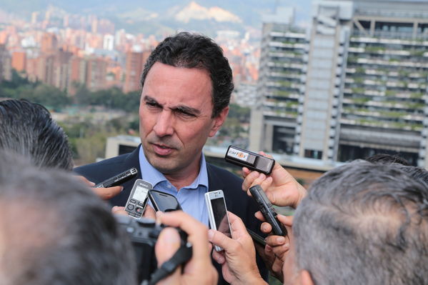 Llamado a disminuir consumo de agua
Llamado a disminuir consumo de agua    
Fecha: Febrero 15 de 2016
Para descargar esta fotografía en alta resolución, haga clic sobre la imagen hasta que la misma se despliegue en la pantalla completa; luego dé clic derecho y elija la opción "guardar imagen como". 
En caso de publicación por cualquier medio, solicitamos acompañarla del crédito: "Foto EPM"

Palabras clave: Llamado disminuir consumo agua