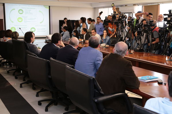 Llamado a disminuir consumo de agua
Llamado a disminuir consumo de agua    
Fecha: Febrero 15 de 2016
Para descargar esta fotografía en alta resolución, haga clic sobre la imagen hasta que la misma se despliegue en la pantalla completa; luego dé clic derecho y elija la opción "guardar imagen como". 
En caso de publicación por cualquier medio, solicitamos acompañarla del crédito: "Foto EPM"

Palabras clave: Llamado disminuir consumo agua