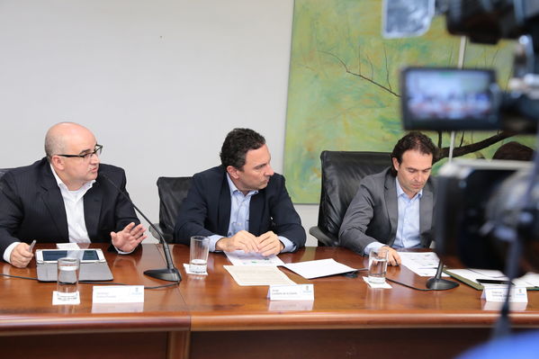 Llamado a disminuir consumo de agua
Llamado a disminuir consumo de agua    
Fecha: Febrero 15 de 2016
Para descargar esta fotografía en alta resolución, haga clic sobre la imagen hasta que la misma se despliegue en la pantalla completa; luego dé clic derecho y elija la opción "guardar imagen como". 
En caso de publicación por cualquier medio, solicitamos acompañarla del crédito: "Foto EPM"

Palabras clave: Llamado disminuir consumo agua