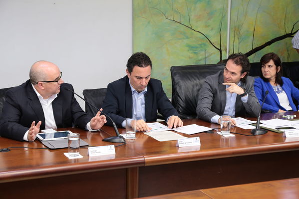 Llamado a disminuir consumo de agua
Llamado a disminuir consumo de agua    
Fecha: Febrero 15 de 2016
Para descargar esta fotografía en alta resolución, haga clic sobre la imagen hasta que la misma se despliegue en la pantalla completa; luego dé clic derecho y elija la opción "guardar imagen como". 
En caso de publicación por cualquier medio, solicitamos acompañarla del crédito: "Foto EPM"

Palabras clave: Llamado disminuir consumo agua