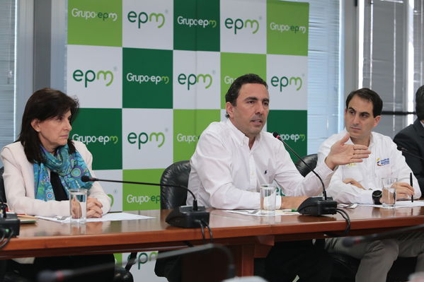 Rueda de Prensa Incidente Central Guatapé
Rueda de Prensa Incidente Central Guatapé
Fecha: Febrero 16 de 2016
Para descargar esta fotografía en alta resolución, haga clic sobre la imagen hasta que la misma se despliegue en la pantalla completa; luego dé clic derecho y elija la opción "guardar imagen como". 
En caso de publicación por cualquier medio, solicitamos acompañarla del crédito: "Foto EPM"
Palabras clave: Rueda Prensa Incidente Central Guatapé