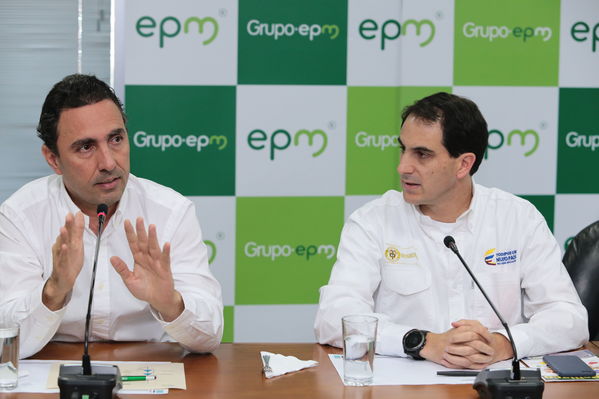 Rueda de Prensa Incidente Central Guatapé
Rueda de Prensa Incidente Central Guatapé
Fecha: Febrero 16 de 2016
Para descargar esta fotografía en alta resolución, haga clic sobre la imagen hasta que la misma se despliegue en la pantalla completa; luego dé clic derecho y elija la opción "guardar imagen como". 
En caso de publicación por cualquier medio, solicitamos acompañarla del crédito: "Foto EPM"
Palabras clave: Rueda Prensa Incidente Central Guatapé