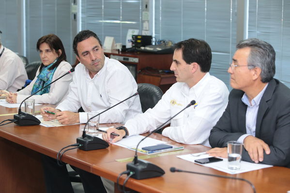 Rueda de Prensa Incidente Central Guatapé
Rueda de Prensa Incidente Central Guatapé
Fecha: Febrero 16 de 2016
Para descargar esta fotografía en alta resolución, haga clic sobre la imagen hasta que la misma se despliegue en la pantalla completa; luego dé clic derecho y elija la opción "guardar imagen como". 
En caso de publicación por cualquier medio, solicitamos acompañarla del crédito: "Foto EPM"
Palabras clave: Rueda Prensa Incidente Central Guatapé