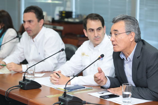 Rueda de Prensa Incidente Central Guatapé
Rueda de Prensa Incidente Central Guatapé
Fecha: Febrero 16 de 2016
Para descargar esta fotografía en alta resolución, haga clic sobre la imagen hasta que la misma se despliegue en la pantalla completa; luego dé clic derecho y elija la opción "guardar imagen como". 
En caso de publicación por cualquier medio, solicitamos acompañarla del crédito: "Foto EPM"
Palabras clave: Rueda Prensa Incidente Central Guatapé