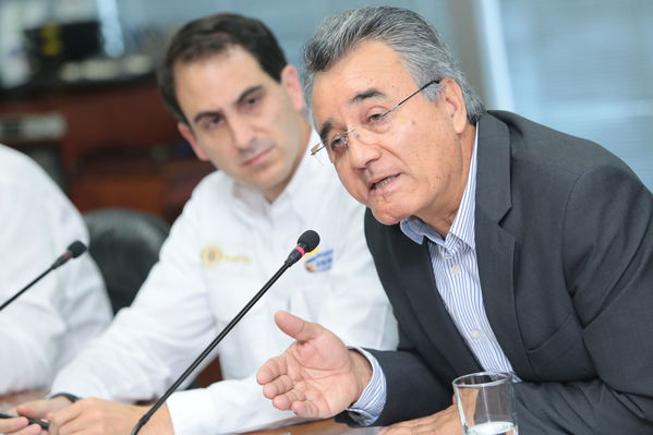 Rueda de Prensa Incidente Central Guatapé
Rueda de Prensa Incidente Central Guatapé
Fecha: Febrero 16 de 2016
Para descargar esta fotografía en alta resolución, haga clic sobre la imagen hasta que la misma se despliegue en la pantalla completa; luego dé clic derecho y elija la opción "guardar imagen como". 
En caso de publicación por cualquier medio, solicitamos acompañarla del crédito: "Foto EPM"
Palabras clave: Rueda Prensa Incidente Central Guatapé