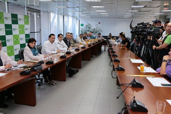 Rueda de Prensa Incidente Central Guatapé
Rueda de Prensa Incidente Central Guatapé
Fecha: Febrero 16 de 2016
Para descargar esta fotografía en alta resolución, haga clic sobre la imagen hasta que la misma se despliegue en la pantalla completa; luego dé clic derecho y elija la opción "guardar imagen como". 
En caso de publicación por cualquier medio, solicitamos acompañarla del crédito: "Foto EPM"
Palabras clave: Rueda Prensa Incidente Central Guatapé