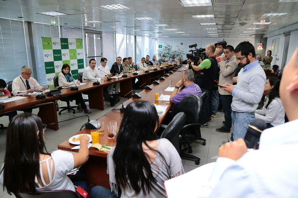 Rueda de Prensa Incidente Central Guatapé
Rueda de Prensa Incidente Central Guatapé
Fecha: Febrero 16 de 2016
Para descargar esta fotografía en alta resolución, haga clic sobre la imagen hasta que la misma se despliegue en la pantalla completa; luego dé clic derecho y elija la opción "guardar imagen como". 
En caso de publicación por cualquier medio, solicitamos acompañarla del crédito: "Foto EPM"
Palabras clave: Rueda Prensa Incidente Central Guatapé