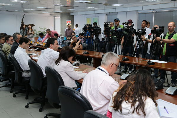 Rueda de Prensa Incidente Central Guatapé
Rueda de Prensa Incidente Central Guatapé
Fecha: Febrero 16 de 2016
Para descargar esta fotografía en alta resolución, haga clic sobre la imagen hasta que la misma se despliegue en la pantalla completa; luego dé clic derecho y elija la opción "guardar imagen como". 
En caso de publicación por cualquier medio, solicitamos acompañarla del crédito: "Foto EPM"
Palabras clave: Rueda Prensa Incidente Central Guatapé