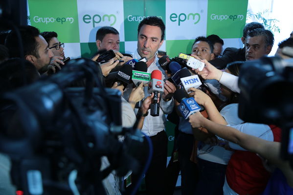 Rueda de Prensa Incidente Central Guatapé
Rueda de Prensa Incidente Central Guatapé
Fecha: Febrero 16 de 2016
Para descargar esta fotografía en alta resolución, haga clic sobre la imagen hasta que la misma se despliegue en la pantalla completa; luego dé clic derecho y elija la opción "guardar imagen como". 
En caso de publicación por cualquier medio, solicitamos acompañarla del crédito: "Foto EPM"
Palabras clave: Rueda Prensa Incidente Central Guatapé