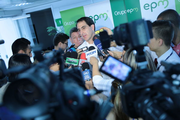 Rueda de Prensa Incidente Central Guatapé
Rueda de Prensa Incidente Central Guatapé
Fecha: Febrero 16 de 2016
Para descargar esta fotografía en alta resolución, haga clic sobre la imagen hasta que la misma se despliegue en la pantalla completa; luego dé clic derecho y elija la opción "guardar imagen como". 
En caso de publicación por cualquier medio, solicitamos acompañarla del crédito: "Foto EPM"
Palabras clave: Rueda Prensa Incidente Central Guatapé