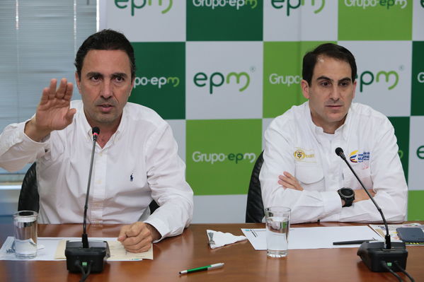 Rueda de Prensa Incidente Central Guatapé
Rueda de Prensa Incidente Central Guatapé
Fecha: Febrero 16 de 2016
Para descargar esta fotografía en alta resolución, haga clic sobre la imagen hasta que la misma se despliegue en la pantalla completa; luego dé clic derecho y elija la opción "guardar imagen como". 
En caso de publicación por cualquier medio, solicitamos acompañarla del crédito: "Foto EPM"
Palabras clave: Rueda Prensa Incidente Central Guatapé