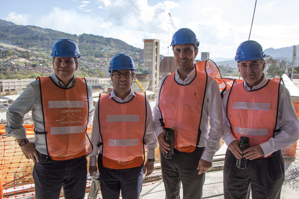 Visita del Presidente del BID a la Ptar de Bello
Visita del Presidente del BID a la Ptar de Bello
Fecha: Febrero 16 de 2016 
Para descargar esta fotografía en alta resolución, haga clic sobre la imagen hasta que la misma se despliegue en la pantalla completa; luego dé clic derecho y elija la opción "guardar imagen como". 
En caso de publicación por cualquier medio, solicitamos acompañarla del crédito: "Foto EPM"
Palabras clave: Visita Presidente BID Ptar Bello