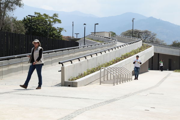 Inauguración de la UVA San Fernando
Inauguración de la UVA San Fernando
Fecha: Febrero 2 de 2016
Para descargar esta fotografía en alta resolución, haga clic sobre la imagen hasta que la misma se despliegue en la pantalla completa; luego dé clic derecho y elija la opción "guardar imagen como". 
En caso de publicación por cualquier medio, solicitamos acompañarla del crédito: "Foto EPM"
Palabras clave: Inauguración UVA San Fernando