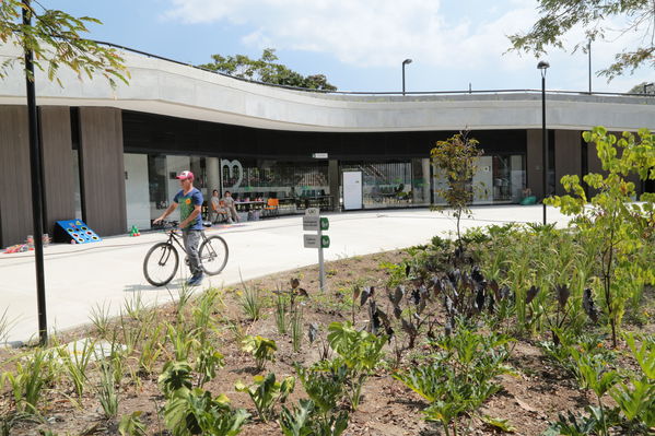 Inauguración de la UVA San Fernando
Inauguración de la UVA San Fernando
Fecha: Febrero 2 de 2016
Para descargar esta fotografía en alta resolución, haga clic sobre la imagen hasta que la misma se despliegue en la pantalla completa; luego dé clic derecho y elija la opción "guardar imagen como". 
En caso de publicación por cualquier medio, solicitamos acompañarla del crédito: "Foto EPM"
Palabras clave: Inauguración UVA San Fernando