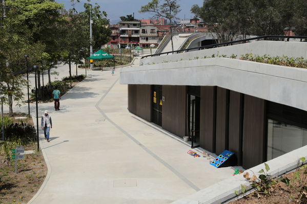Inauguración de la UVA San Fernando
Inauguración de la UVA San Fernando
Fecha: Febrero 2 de 2016
Para descargar esta fotografía en alta resolución, haga clic sobre la imagen hasta que la misma se despliegue en la pantalla completa; luego dé clic derecho y elija la opción "guardar imagen como". 
En caso de publicación por cualquier medio, solicitamos acompañarla del crédito: "Foto EPM"

Palabras clave: Inauguración UVA San Fernando