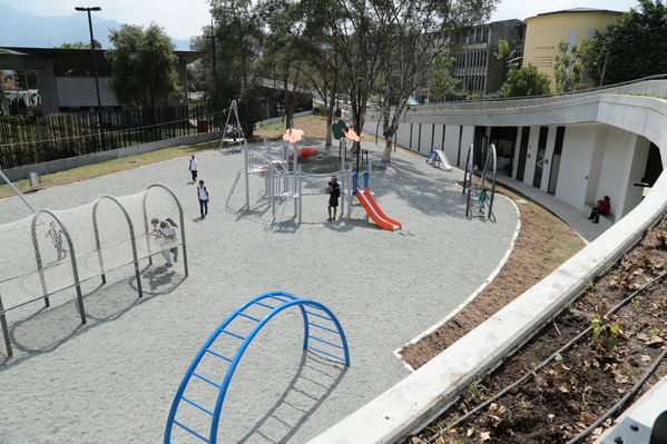 Inauguración de la UVA San Fernando
Inauguración de la UVA San Fernando
Fecha: Febrero 2 de 2016
Para descargar esta fotografía en alta resolución, haga clic sobre la imagen hasta que la misma se despliegue en la pantalla completa; luego dé clic derecho y elija la opción "guardar imagen como". 
En caso de publicación por cualquier medio, solicitamos acompañarla del crédito: "Foto EPM"

Palabras clave: Inauguración UVA San Fernando