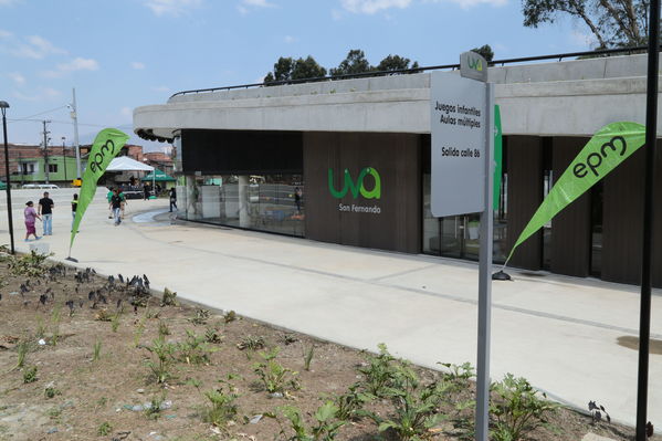 Inauguración de la UVA San Fernando
Inauguración de la UVA San Fernando
Fecha: Febrero 2 de 2016
Para descargar esta fotografía en alta resolución, haga clic sobre la imagen hasta que la misma se despliegue en la pantalla completa; luego dé clic derecho y elija la opción "guardar imagen como". 
En caso de publicación por cualquier medio, solicitamos acompañarla del crédito: "Foto EPM"
Palabras clave: Inauguración UVA San Fernando