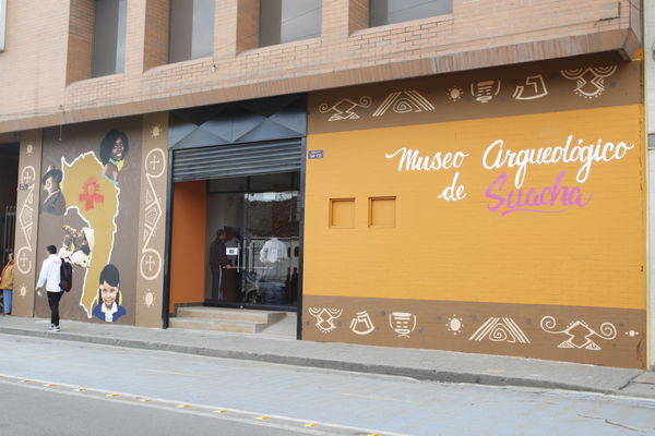 Inauguración muestra arqueológica
Inauguración muestra arqueológica
Fecha: Febrero 20 de 2018
Para descargar esta fotografía en alta resolución, haga clic sobre la imagen hasta que la misma se despliegue en la pantalla completa; luego dé clic derecho y elija la opción "guardar imagen como". 
En caso de publicación por cualquier medio, solicitamos acompañarla del crédito: "Foto EPM"
Palabras clave: Inauguración muestra arqueológica