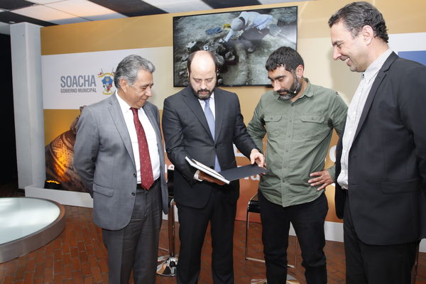 Inauguración muestra arqueológica
Inauguración muestra arqueológica
Fecha: Febrero 20 de 2018
Para descargar esta fotografía en alta resolución, haga clic sobre la imagen hasta que la misma se despliegue en la pantalla completa; luego dé clic derecho y elija la opción "guardar imagen como". 
En caso de publicación por cualquier medio, solicitamos acompañarla del crédito: "Foto EPM"
Palabras clave: Inauguración muestra arqueológica