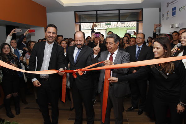 Inauguración muestra arqueológica
Inauguración muestra arqueológica
Fecha: Febrero 20 de 2018
Para descargar esta fotografía en alta resolución, haga clic sobre la imagen hasta que la misma se despliegue en la pantalla completa; luego dé clic derecho y elija la opción "guardar imagen como". 
En caso de publicación por cualquier medio, solicitamos acompañarla del crédito: "Foto EPM"
Palabras clave: Inauguración muestra arqueológica