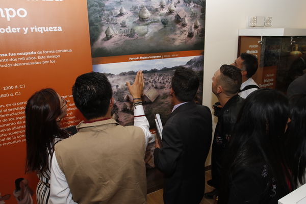 Inauguración muestra arqueológica
Inauguración muestra arqueológica
Fecha: Febrero 20 de 2018
Para descargar esta fotografía en alta resolución, haga clic sobre la imagen hasta que la misma se despliegue en la pantalla completa; luego dé clic derecho y elija la opción "guardar imagen como". 
En caso de publicación por cualquier medio, solicitamos acompañarla del crédito: "Foto EPM"
Palabras clave: Inauguración muestra arqueológica
