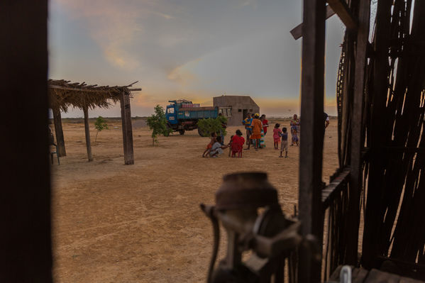 Agua en La Guajira
Agua en La Guajira
Febrero 20 2019
Para descargar esta fotografía en alta resolución, haga clic sobre la imagen hasta que la misma se despliegue en la pantalla completa; luego dé clic derecho y elija la opción "guardar imagen como". 
En caso de publicación por cualquier medio, solicitamos acompañarla del crédito: "Foto EPM" 
Palabras clave: Agua en La Guajira
