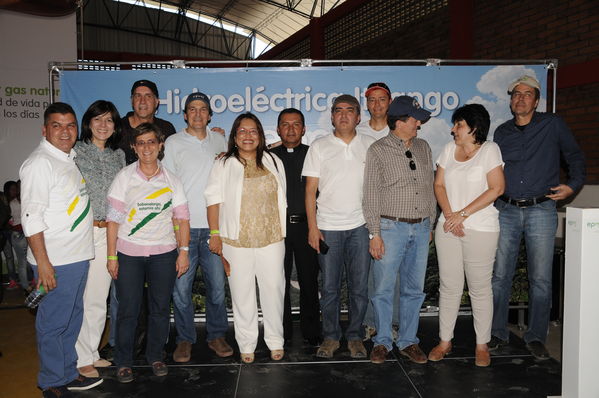 Llegada del gas y entrega de cancha Sabanalarga
Llegada del gas y entrega de cancha Sabanalarga
Para descargar esta fotografía en alta resolución, haga clic sobre la imagen hasta que la misma se despliegue en la pantalla completa; luego dé clic derecho y elija la opción "guardar imagen como". 
En caso de publicación por cualquier medio, solicitamos acompañarla del crédito: "Foto EPM"

Palabras clave: Llegada gas entrega cancha Sabanalarga