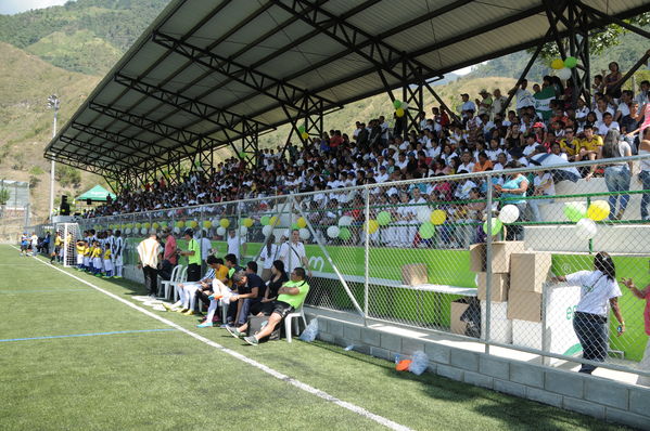 Llegada del gas y entrega de cancha Sabanalarga
Llegada del gas y entrega de cancha Sabanalarga
Para descargar esta fotografía en alta resolución, haga clic sobre la imagen hasta que la misma se despliegue en la pantalla completa; luego dé clic derecho y elija la opción "guardar imagen como". 
En caso de publicación por cualquier medio, solicitamos acompañarla del crédito: "Foto EPM"

Palabras clave: Llegada gas entrega cancha Sabanalarga
