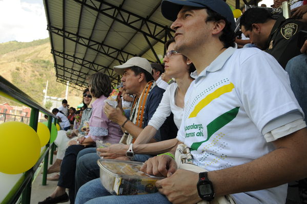 Llegada del gas y entrega de cancha Sabanalarga
Llegada del gas y entrega de cancha Sabanalarga
Para descargar esta fotografía en alta resolución, haga clic sobre la imagen hasta que la misma se despliegue en la pantalla completa; luego dé clic derecho y elija la opción "guardar imagen como". 
En caso de publicación por cualquier medio, solicitamos acompañarla del crédito: "Foto EPM"

Palabras clave: Llegada gas entrega cancha Sabanalarga