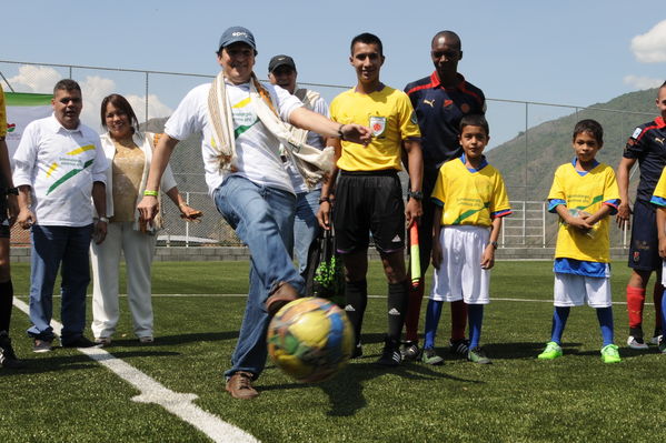 Llegada del gas y entrega de cancha Sabanalarga
Llegada del gas y entrega de cancha Sabanalarga
Para descargar esta fotografía en alta resolución, haga clic sobre la imagen hasta que la misma se despliegue en la pantalla completa; luego dé clic derecho y elija la opción "guardar imagen como". 
En caso de publicación por cualquier medio, solicitamos acompañarla del crédito: "Foto EPM"

Palabras clave: Llegada gas entrega cancha Sabanalarga