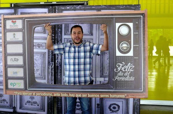 Celebración día del periodista
Celebración día del periodista
Fecha: Febrero 9 de 2015. Lugar: Caja de madera, Plaza mayor
Para descargar esta fotografía en alta resolución, haga clic sobre la imagen hasta que la misma se despliegue en la pantalla completa; luego dé clic derecho y elija la opción "guardar imagen como". 
En caso de publicación por cualquier medio, solicitamos acompañarla del crédito: "Foto EPM"
Palabras clave: Celebración día periodista