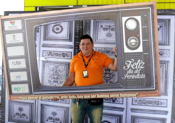 Celebración día del periodista
Celebración día del periodista
Fecha: Febrero 9 de 2015. Lugar: Caja de madera, Plaza mayor
Para descargar esta fotografía en alta resolución, haga clic sobre la imagen hasta que la misma se despliegue en la pantalla completa; luego dé clic derecho y elija la opción "guardar imagen como". 
En caso de publicación por cualquier medio, solicitamos acompañarla del crédito: "Foto EPM"
Palabras clave: Celebración día periodista