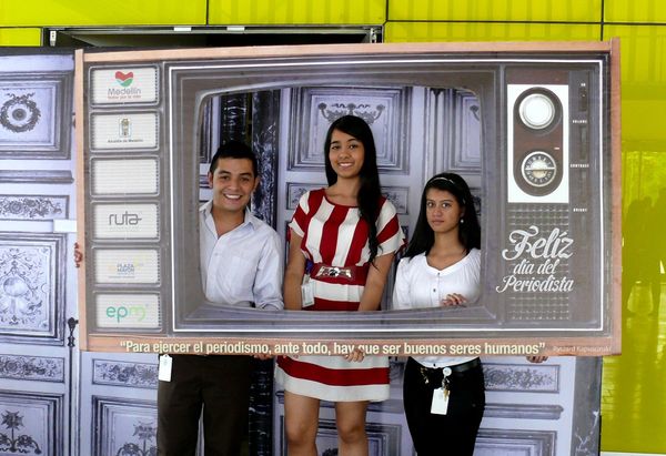 Celebración día del periodista
Celebración día del periodista
Fecha: Febrero 9 de 2015. Lugar: Caja de madera, Plaza mayor
Para descargar esta fotografía en alta resolución, haga clic sobre la imagen hasta que la misma se despliegue en la pantalla completa; luego dé clic derecho y elija la opción "guardar imagen como". 
En caso de publicación por cualquier medio, solicitamos acompañarla del crédito: "Foto EPM"
Palabras clave: Celebración día periodista