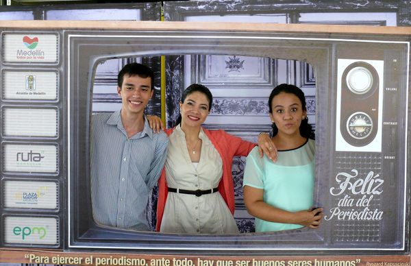 Celebración día del periodista
Celebración día del periodista
Fecha: Febrero 9 de 2015. Lugar: Caja de madera, Plaza mayor
Para descargar esta fotografía en alta resolución, haga clic sobre la imagen hasta que la misma se despliegue en la pantalla completa; luego dé clic derecho y elija la opción "guardar imagen como". 
En caso de publicación por cualquier medio, solicitamos acompañarla del crédito: "Foto EPM"
Palabras clave: Celebración día periodista