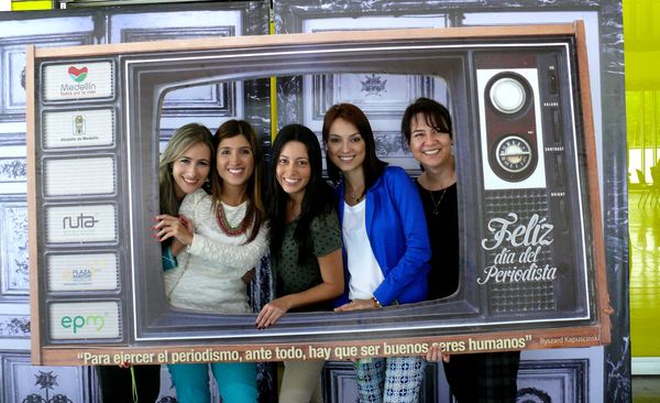 Celebración día del periodista
Celebración día del periodista
Fecha: Febrero 9 de 2015. Lugar: Caja de madera, Plaza mayor
Para descargar esta fotografía en alta resolución, haga clic sobre la imagen hasta que la misma se despliegue en la pantalla completa; luego dé clic derecho y elija la opción "guardar imagen como". 
En caso de publicación por cualquier medio, solicitamos acompañarla del crédito: "Foto EPM"
Palabras clave: Celebración día periodista